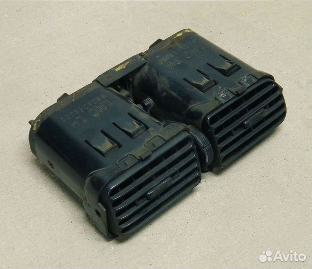 Дефлектор воздушный центральный Nissan Primera P10