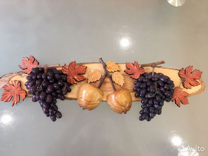 Панно из дерева гроздья винограда и яблоки
