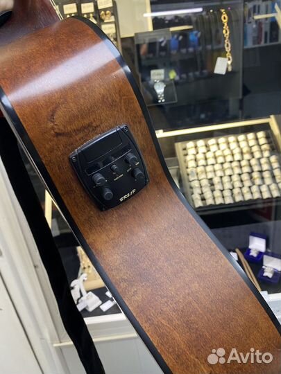 Гитара baton rouge v77