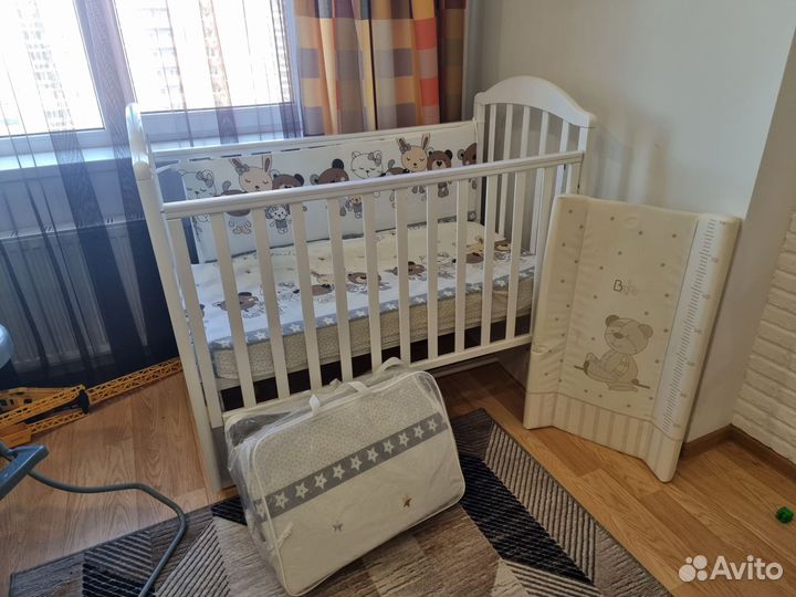 Детская кроватка с маятником, плюс матраси и бельё