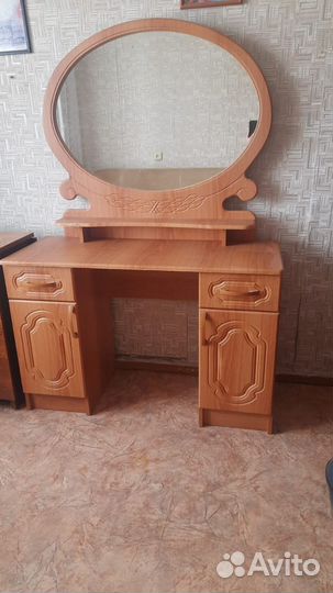 Туалетный столик с зеркалом