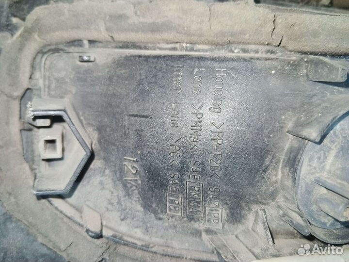 Фонарь задний левый Toyota Hiace 1996г