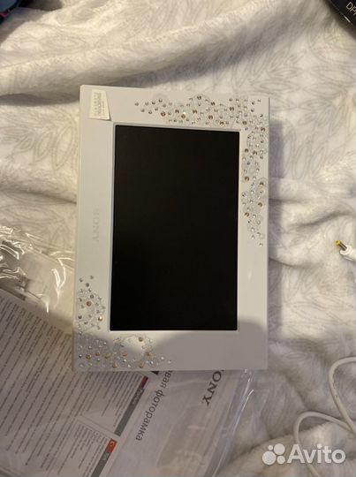 Цифровая Фоторамка Sony DPF-C700 Swarovski белая