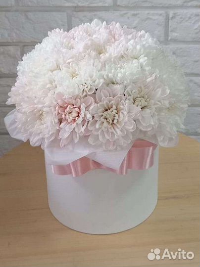 Шляпная коробка с хризантемами