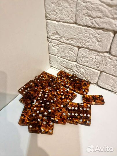 Домино янтарное