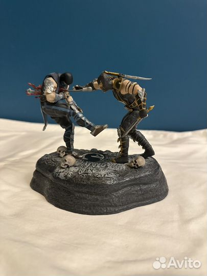 Коллекционная фигурка Mortal Kombat 9 и Artbook