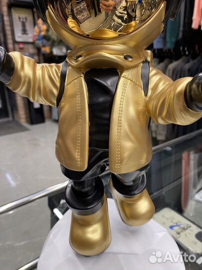 Статуэтка космонавт