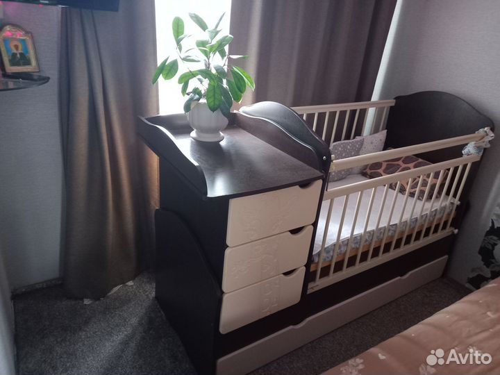 Детская кроватка с маятником