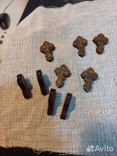 Крестик из янтаря в деревянном обкладе