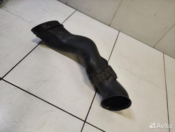 Патрубок воздушного фильтра Volkswagen Touareg 2 N