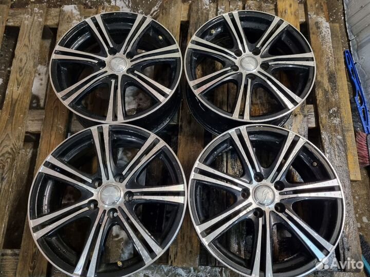 Комплект отличных литых дисков Stranger