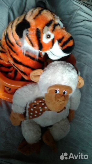 Тигры и обезьянка