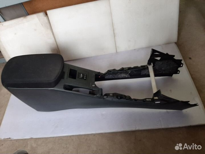 Консоль между сидений Toyota Rav4