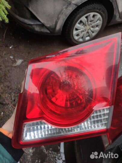 Фара крышки багажника правая Chevrolet Cruze седан