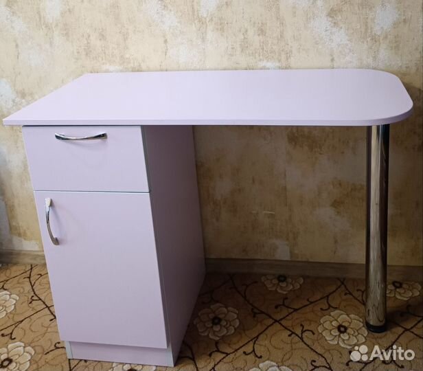 Маникюрный стол