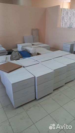 Тумбочка на колесах