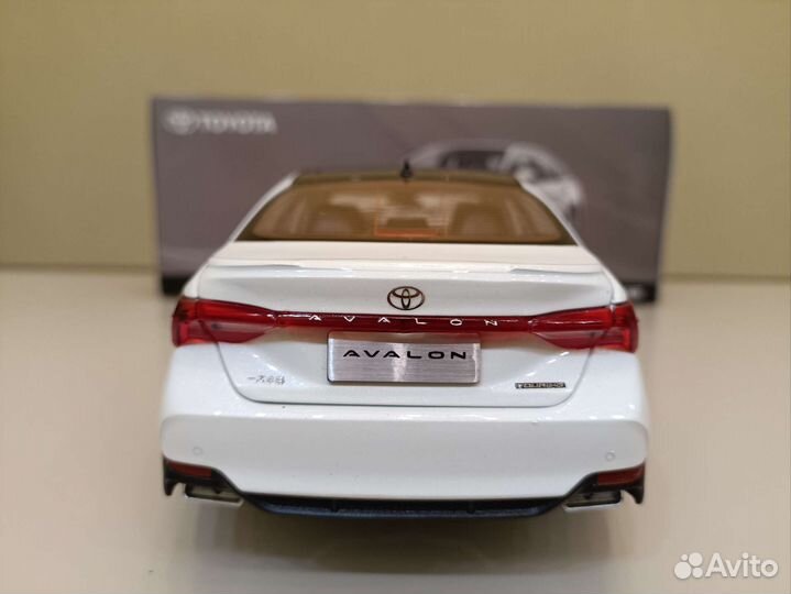 Toyota Avalon V (2018-2023) Белый 1:18