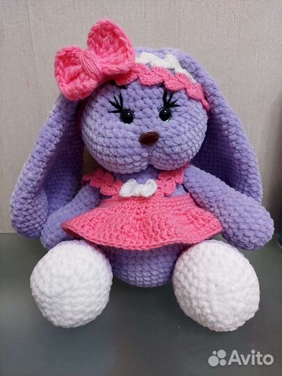 Плюшевый заяц вязаный