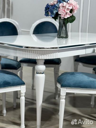 Стол со стульями