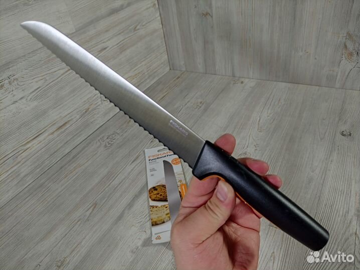 Нож для хлеба 22 см FF Fiskars 1057538