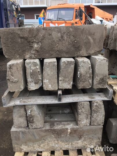 Дорожный бордюр