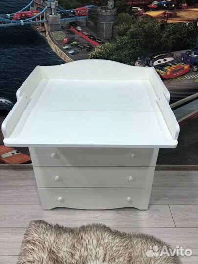 Кроватка детская с маятником и колесами