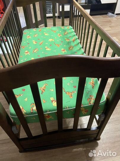 Детская кроватка с маятником