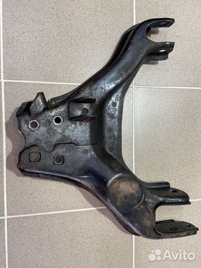 Рычаг левый нижний передний Isuzu Bighorn 1994 г
