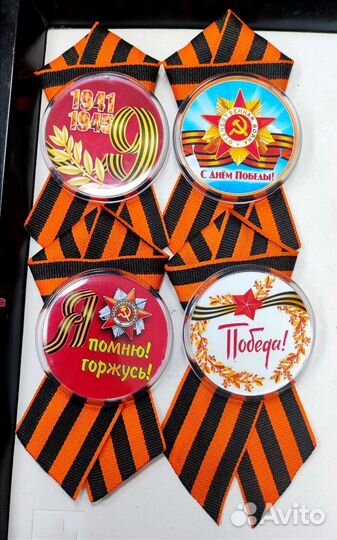 Георгиевская лента с значком