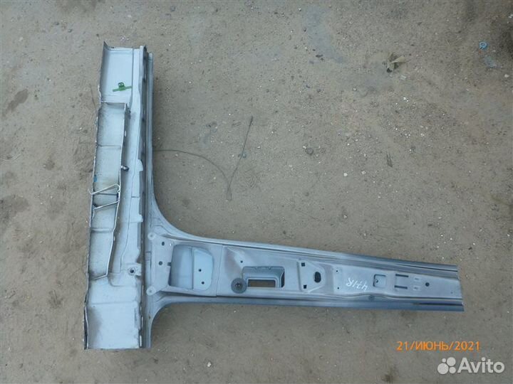 Стойка кузова центральная правая Volkswagen Golf