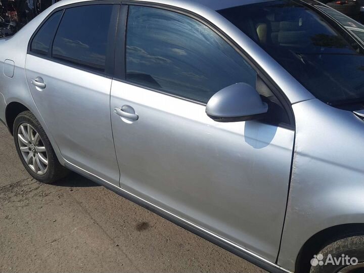 Дверь передняя правая Volkswagen Jetta 5