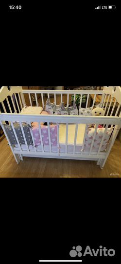 Детская кроватка с маятником