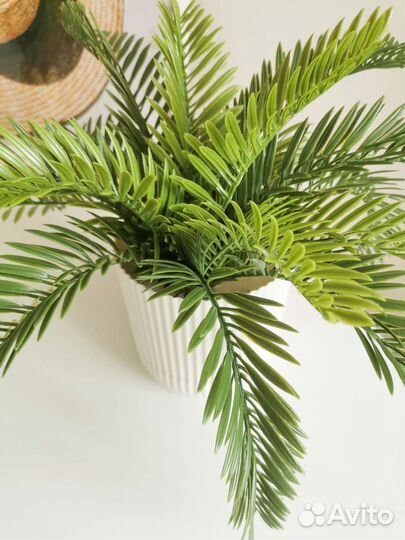 Искусственные цветы в горшках (пальма цикас)