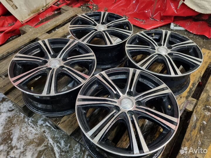 Комплект отличных литых дисков Stranger