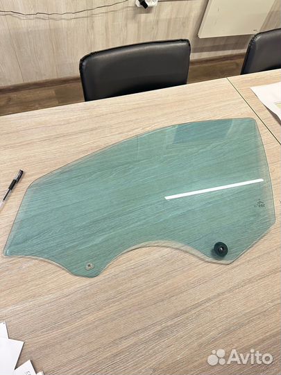Переднее левое стекло на мерседес w203