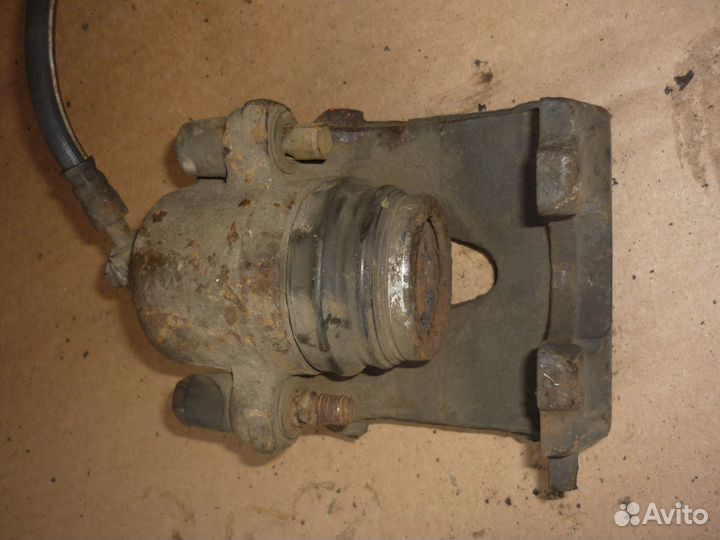 Суппорт передний правый Шкода Октавия Тур