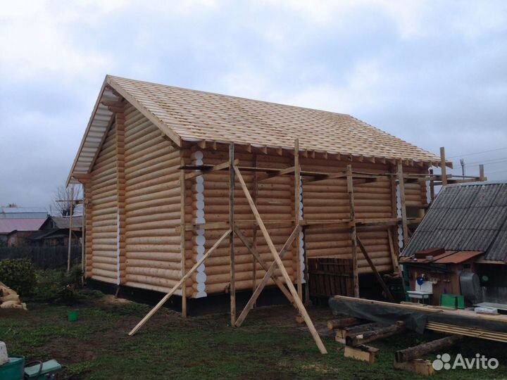 Сруб дома из бревна