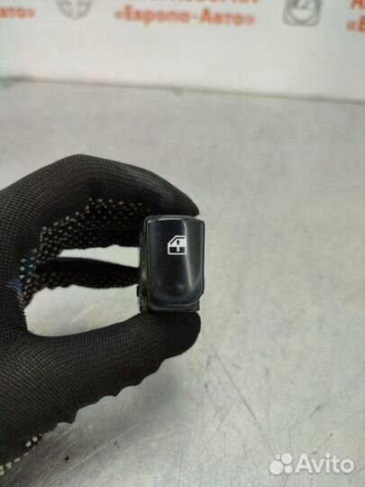 Кнопка стеклоподъемника передняя правая Hyundai