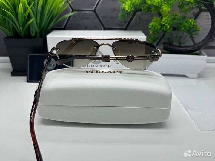 Солнцезащитные очки versace