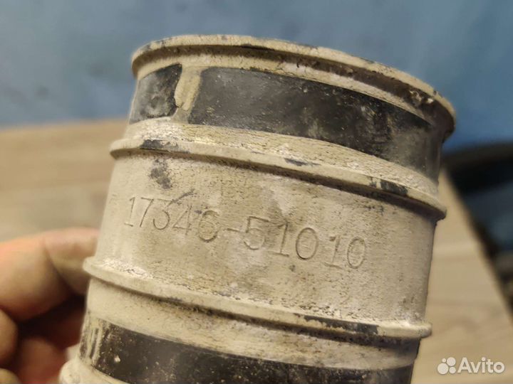 Патрубок воздушного фильтра Toyota LC200