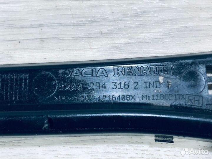 Решетка под лобовое стекло правая Лада Ларгус