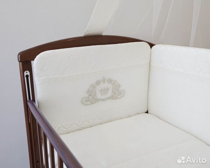 Детская кроватка на колесиках