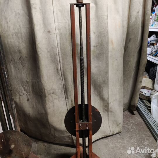 Подъемник для ремонта авто