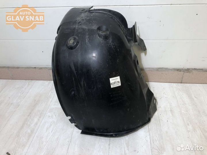 Подкрылок передний правый (пер. часть) Renault Flu