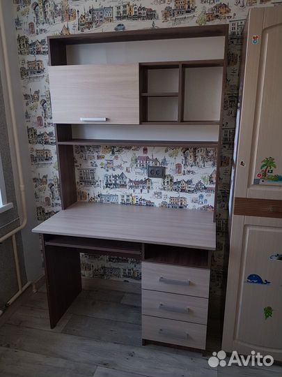 Стол письменный с надстройкой