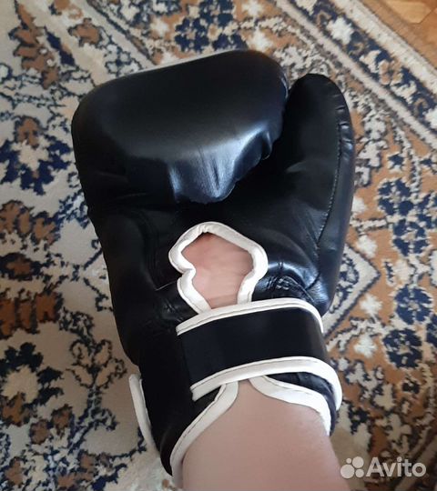 Боксерские перчатки. Боксерский шлем