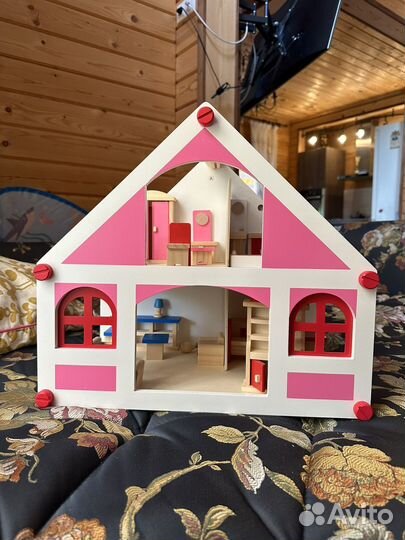 Деревянный домик для кукол