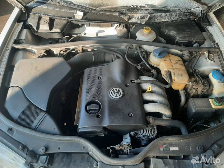 Петля двери передней левой Volkswagen Passat B5