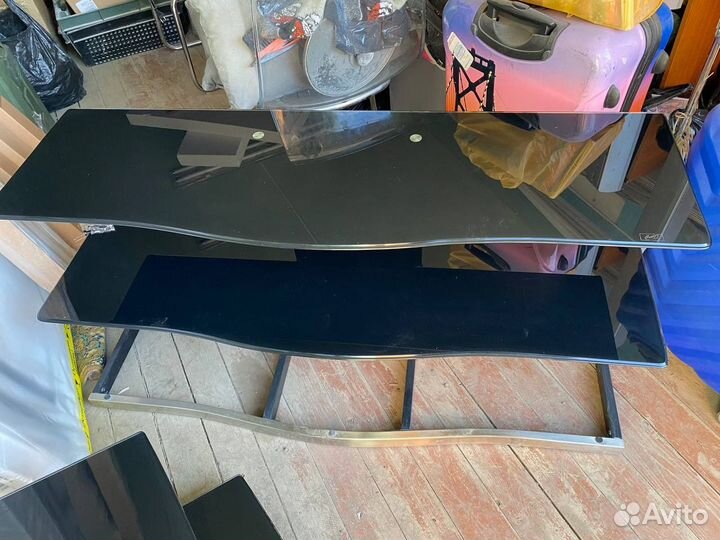 Стеклянная полка под телевизор