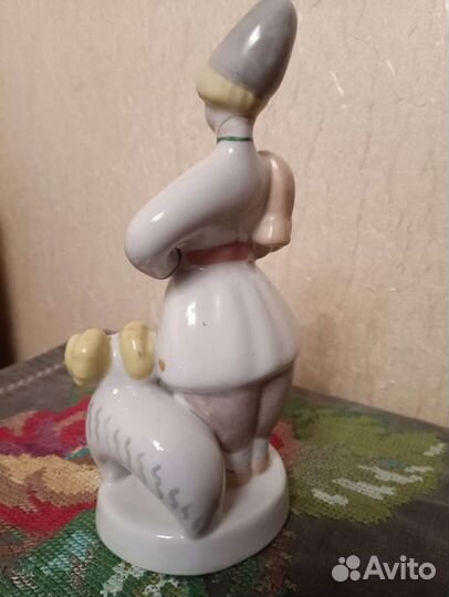 Статуэтка фарфоровая